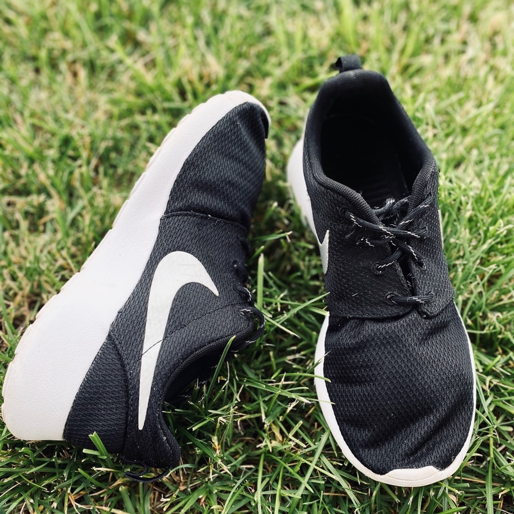 Women’s Black Nike Roshe Shoes